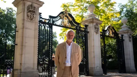 Sculptor Aims to Reflect Queen's Majesty in Monument